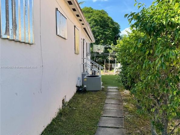 275 E 34th St, Hialeah FL 33013