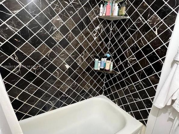 408 Lakeview Dr 102, Weston FL 33326