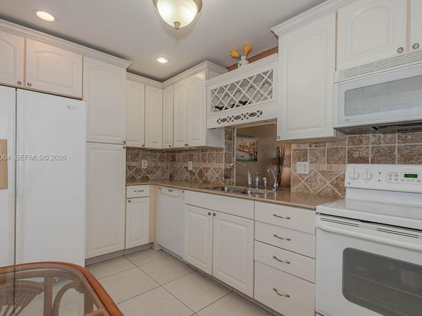 4270 NW 40th St 201, Lauderdale Lakes FL 33319