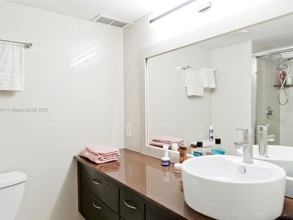 427 Golden Isles Dr 15J, Hallandale Beach FL 33009