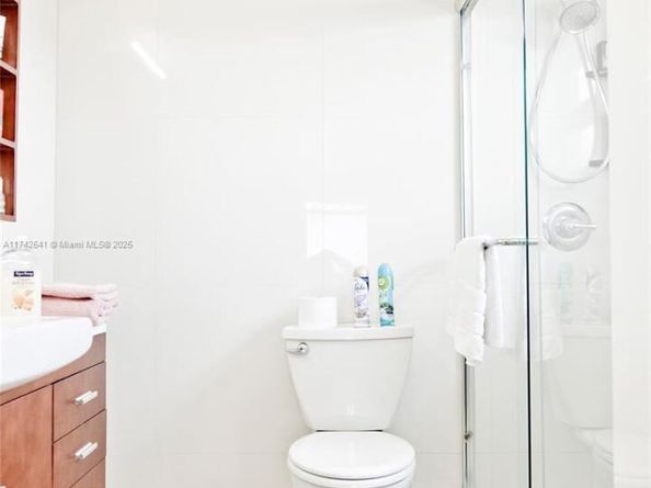 427 Golden Isles Dr 15J, Hallandale Beach FL 33009