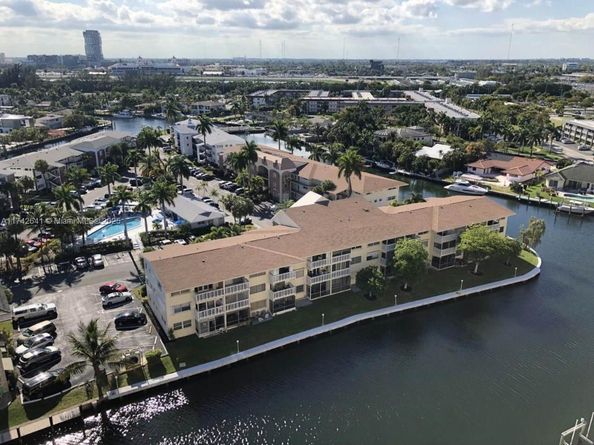 427 Golden Isles Dr 15J, Hallandale Beach FL 33009