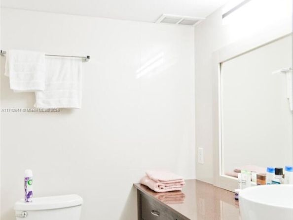 427 Golden Isles Dr 15J, Hallandale Beach FL 33009