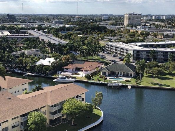 427 Golden Isles Dr 15J, Hallandale Beach FL 33009