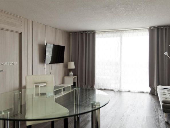 427 Golden Isles Dr 15J, Hallandale Beach FL 33009