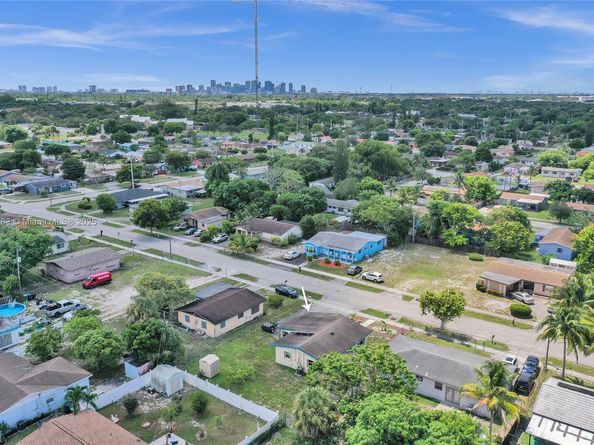 2751 NW 24th Ct, Fort Lauderdale FL 33311