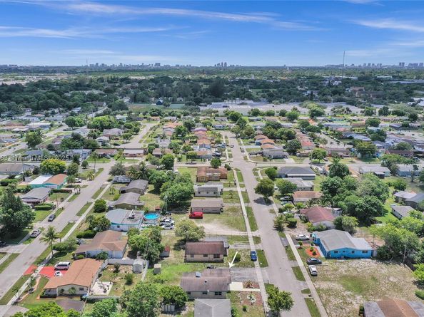 2751 NW 24th Ct, Fort Lauderdale FL 33311