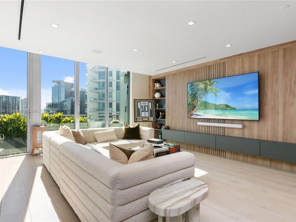 90 SW 3rd St PH14, Miami FL 33130