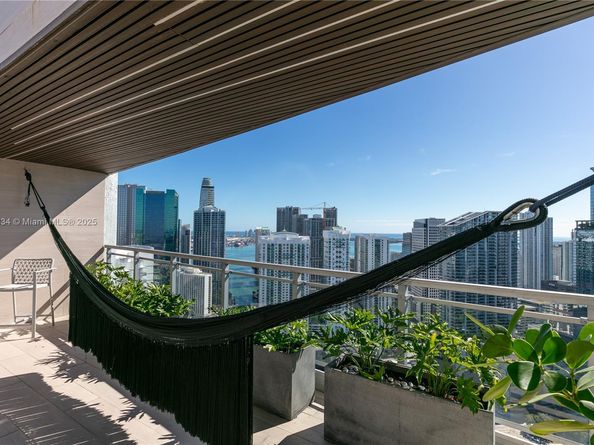 90 SW 3rd St PH14, Miami FL 33130