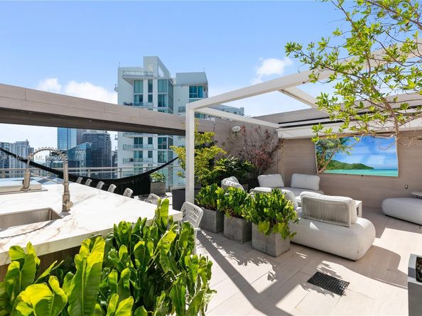 90 SW 3rd St PH14, Miami FL 33130