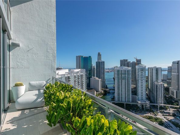 90 SW 3rd St PH14, Miami FL 33130