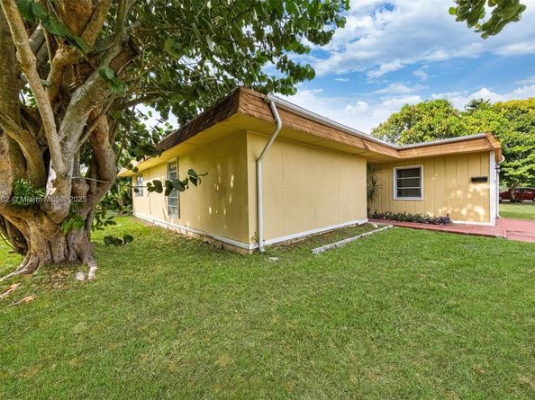 7019 NW 63rd St, Tamarac FL 33321