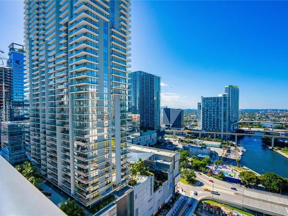 31 SE 6th St 2205, Miami FL 33131