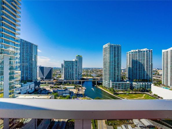 31 SE 6th St 2205, Miami FL 33131