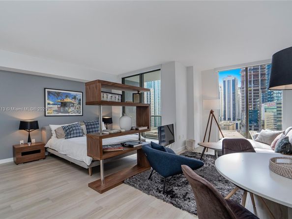 31 SE 6th St 2205, Miami FL 33131