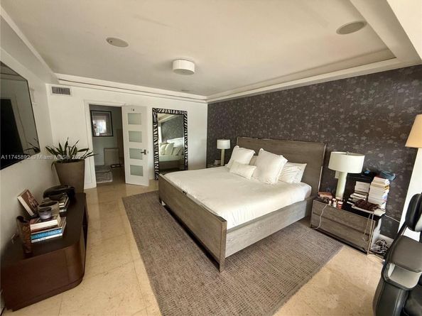 1670 Daytonia Rd, Miami Beach FL 33141