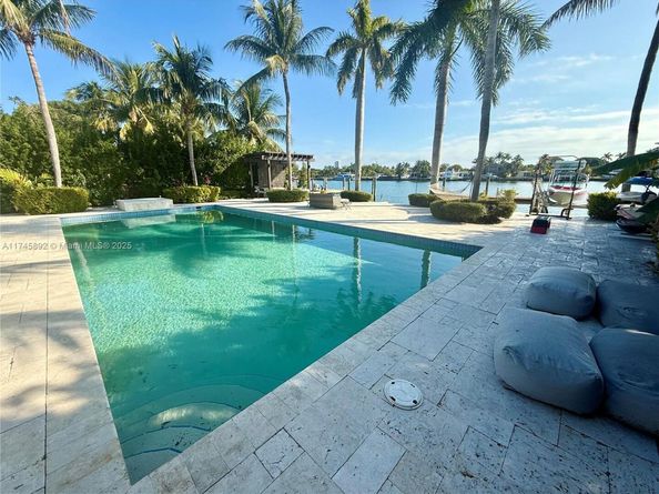 1670 Daytonia Rd, Miami Beach FL 33141