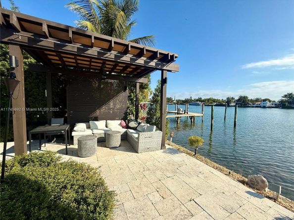 1670 Daytonia Rd, Miami Beach FL 33141