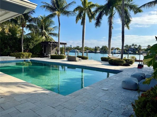 1670 Daytonia Rd, Miami Beach FL 33141