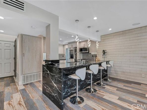21551 Burbank # 114 Boulevard, Woodland Hills (los Angeles) CA 91367