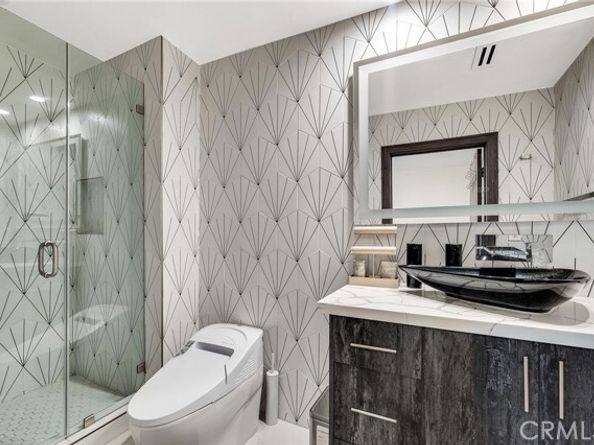 21551 Burbank # 114 Boulevard, Woodland Hills (los Angeles) CA 91367
