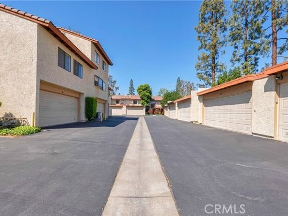 21551 Burbank # 114 Boulevard, Woodland Hills (los Angeles) CA 91367