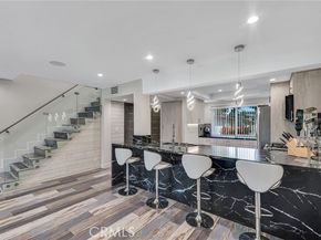 21551 Burbank # 114 Boulevard, Woodland Hills (los Angeles) CA 91367