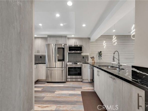 21551 Burbank # 114 Boulevard, Woodland Hills (los Angeles) CA 91367