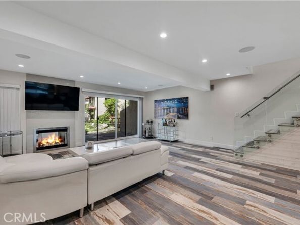 21551 Burbank # 114 Boulevard, Woodland Hills (los Angeles) CA 91367