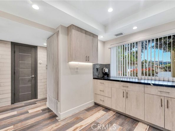 21551 Burbank # 114 Boulevard, Woodland Hills (los Angeles) CA 91367