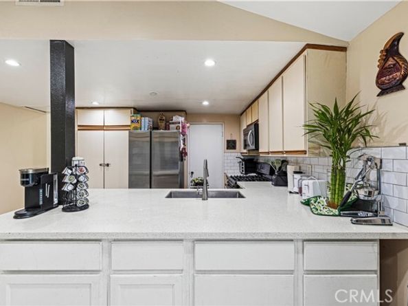 9689 Kewen Avenue, Pacoima (los Angeles) CA 91331