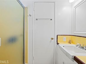 17955 Archwood Street, Reseda (los Angeles) CA 91335