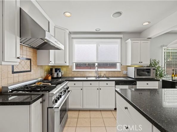 17955 Archwood Street, Reseda (los Angeles) CA 91335