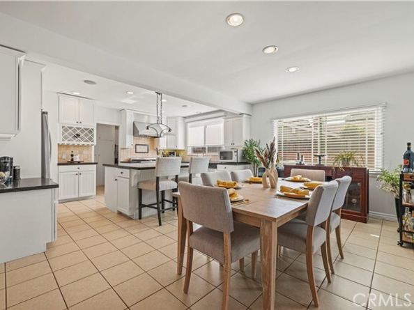 17955 Archwood Street, Reseda (los Angeles) CA 91335