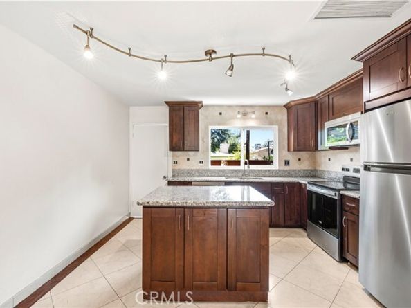 7320 Lennox Avenue D8, Van Nuys (los Angeles) CA 91405