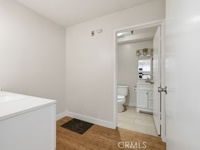 5143 Bakman 104, North Hollywood (los Angeles) CA 91601