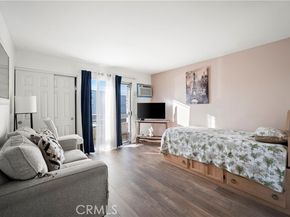 21800 Schoenborn Street 215, Canoga Park (los Angeles) CA 91304