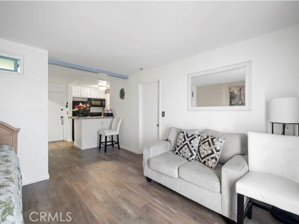 21800 Schoenborn Street 215, Canoga Park (los Angeles) CA 91304