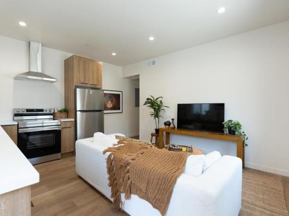 2911 N Coolidge Avenue, Los Angeles CA 90039