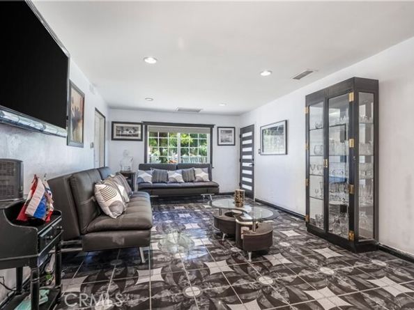 7549 Variel Avenue, Canoga Park (los Angeles) CA 91303