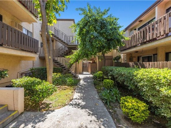 17900 Sherman Way 416, Reseda (los Angeles) CA 91335