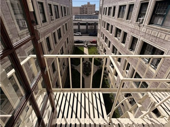 2121 James M Wood 412, Los Angeles CA 90006