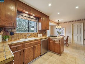 34 Sherwood Ct, Moraga CA 94556
