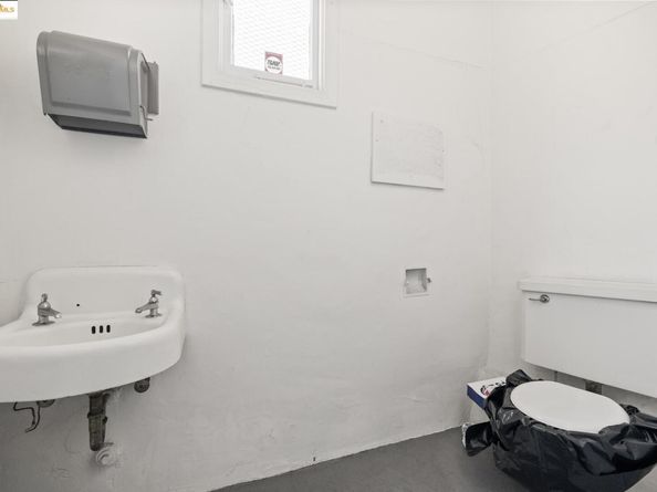 1746 8th St, Oakland CA 94607