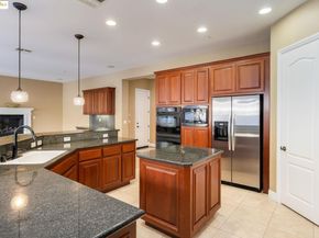 30 Arundel Dr, Hayward CA 94542