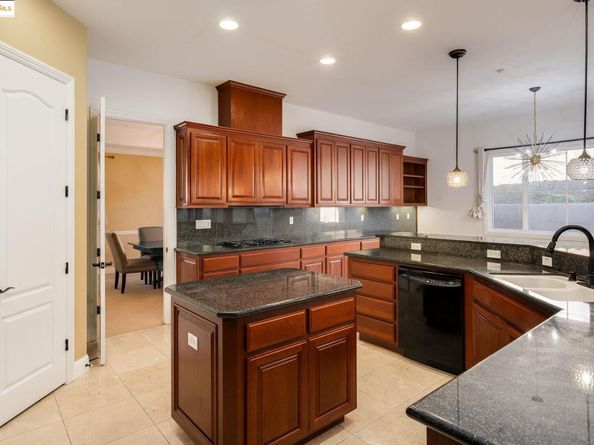 30 Arundel Dr, Hayward CA 94542