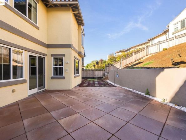 30 Arundel Dr, Hayward CA 94542