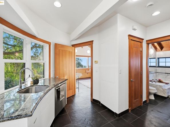 5729 Buena Vista Ave, Oakland CA 94618