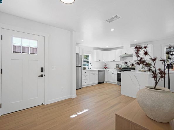 10060 Bernhardt Dr, Oakland CA 94603