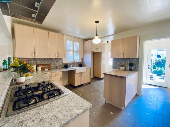 725 43rd Street, Oakland CA 94609